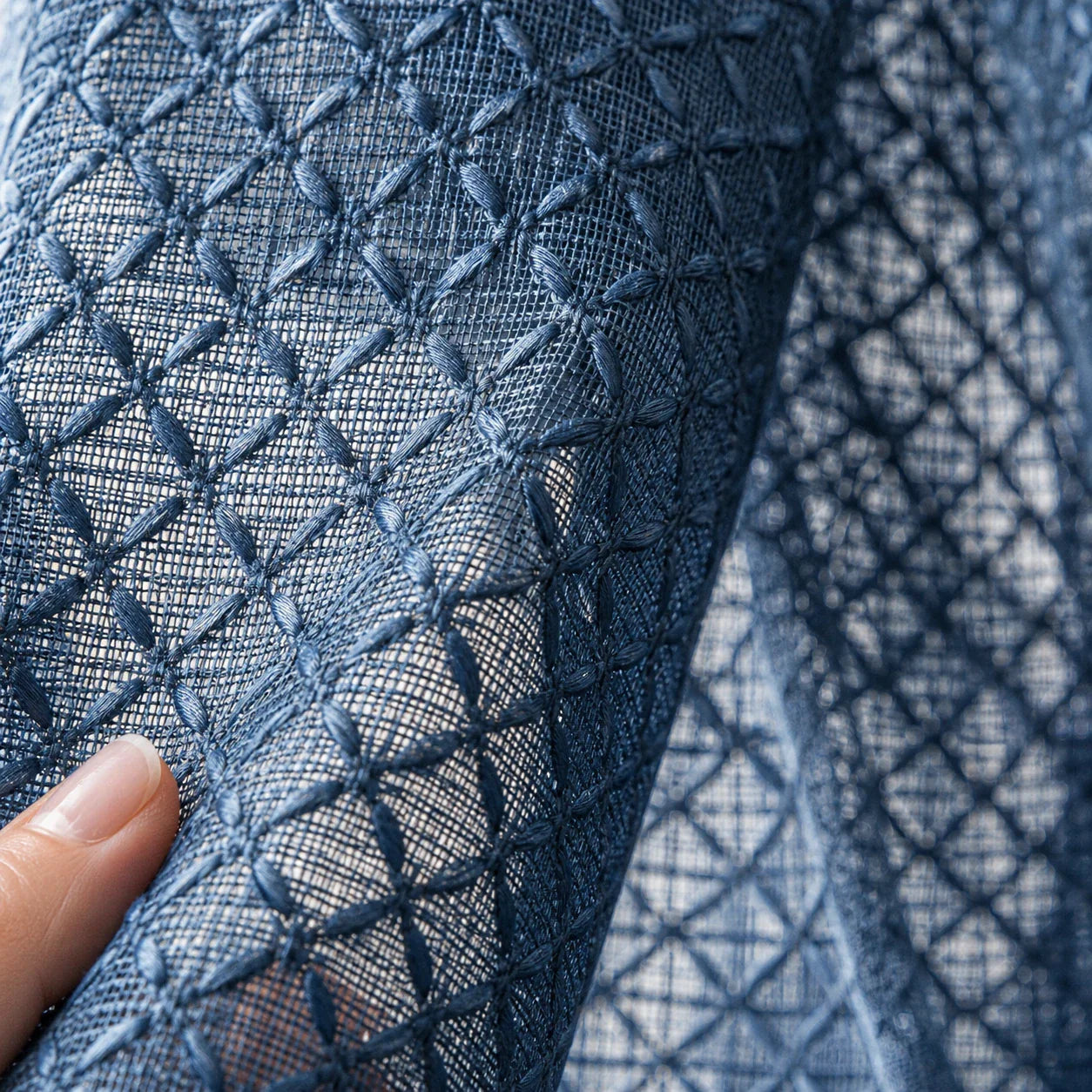Rideau Voilage - Bleu Marine à Motif - détail de texture du tissu voilage