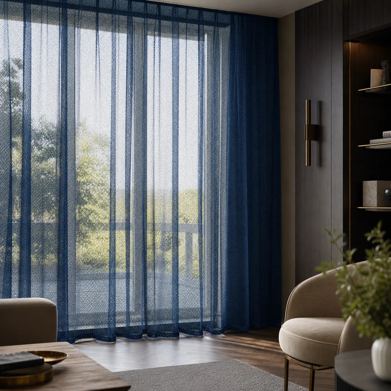 Rideau Voilage - Bleu Marine à Motif - voilage installé dans un intérieur lumineux