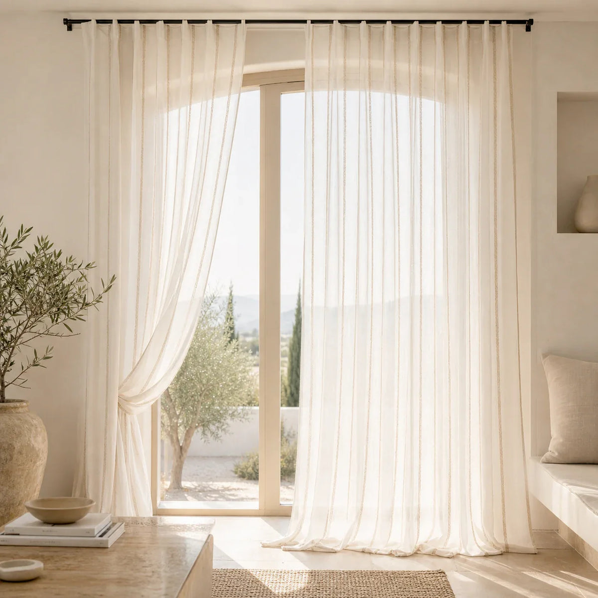Rideau Voilage - Beige à Rayures - voilage installé dans un intérieur lumineux