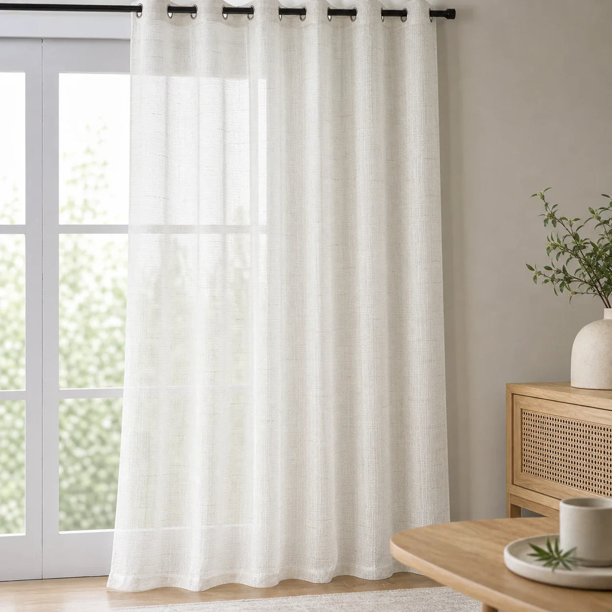 Rideau Voilage - Blanc Et Beige - voilage installé dans un intérieur lumineux