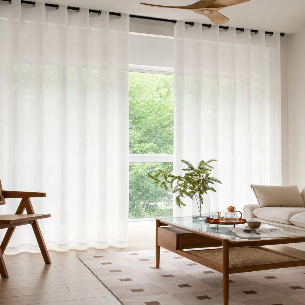 Rideau Voilage - Semi-Transparent Blanc - voilage installé dans un intérieur lumineux
