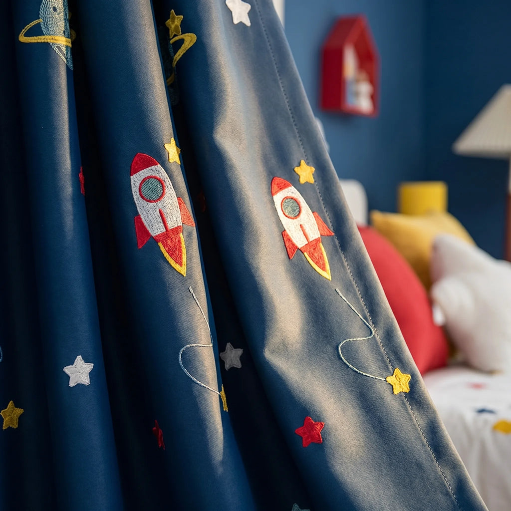Rideaux occultants bleu espace cosmique de dessin animé mignon moderne pour chambre d'enfants, rideaux insonorisés/réducteurs de bruit, lavables en Machine - closeup