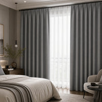 Rideau thermique anti froid gris dans une chambre haut de gamme