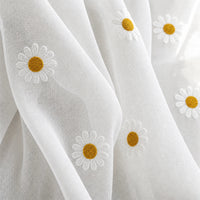 Rideaux Voilage Motif Marguerites - détail de texture du tissu voilage