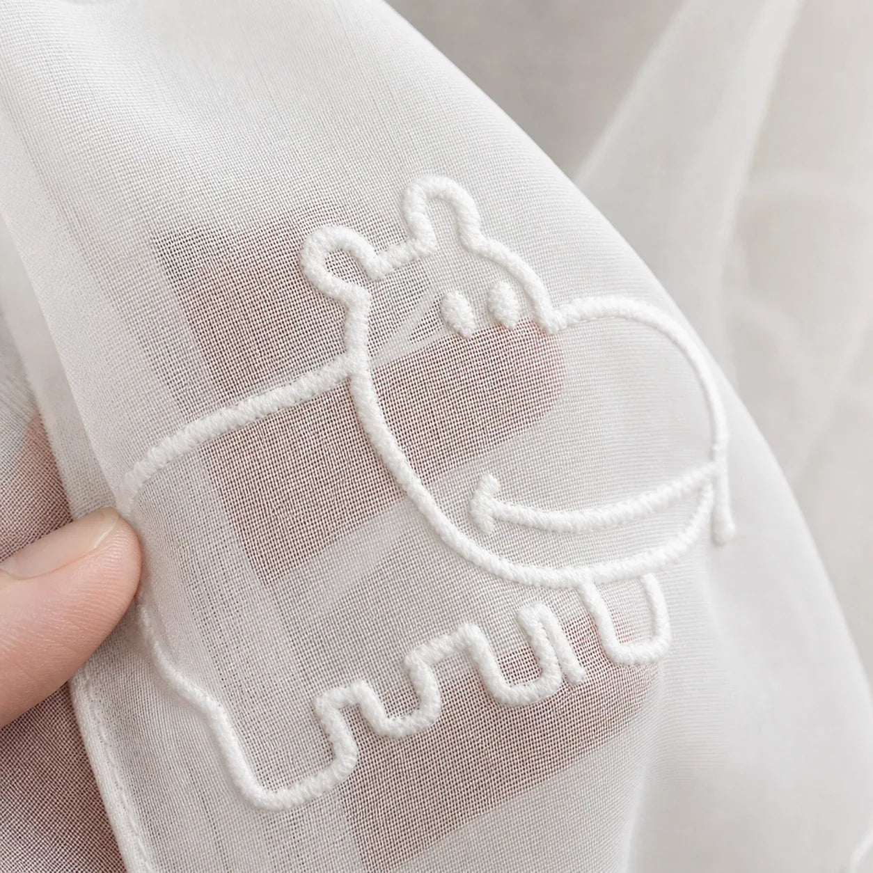 Voilage à motifs animaux - détail de texture du tissu voilage